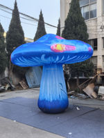 Champignon gonflable bleu coloré sur le thème de l'Alice au pays des merveilles, décoration publicitaire pour parc et jardin