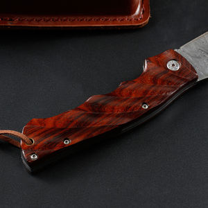 سكين جيب قابل للطي من الفولاذ السويدي الدمشقي عالي الجودة بمقبض خشبي للتخييم دعم OEM قابل للتخصيص - Product Image 4
