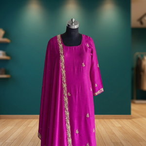 Ensemble Kurta et pantalon en soie satinée avec dupatta en organza de verre, brodé de Zardosi, Dabka et Resham, tenue de luxe - Product Image 4