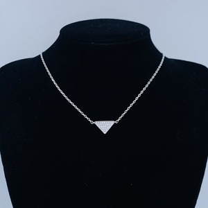 Collana di Gioielleria di Lusso Ispirata ai Marchi di Design, Placcata in Oro, in Acciaio Inossidabile con Pendente Triangolare e Lettera per Donna - Product Image 6
