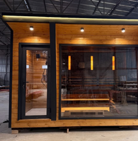 Sauna extérieur moderne en bois massif avec panneau de commande de chauffage électrique et briques de sel de l'Himalaya pour usage en salle de sport