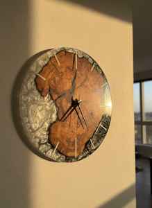 Horloge murale artisanale en résine décorative avec cadre en bois offrant un mélange parfait d'attrait rustique et de chronométrage contemporain - Product Image 6