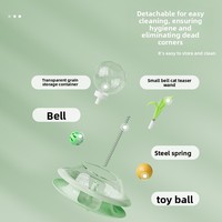Mainan dispenser camilan kucing baru, bola penggoda kucing berputar, alat hiburan mandiri dan penghilang kebosanan, dengan bulu yang dapat diganti