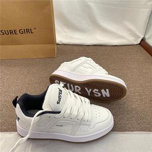Chaussures rétro coréennes pour femmes, style 'bread shoes', tendance américaine, chaussures de skate de niche, baskets légères à semelle épaisse pour étudiantes, usage quotidien - Product Image 1
