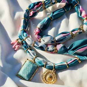 Nuevos Productos Collar de Pañuelo Bohemio Hecho a Mano Ajustable para Festival con Dijes Tipo Bandana para Mujer - Product Image 3