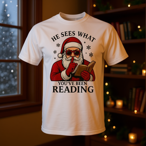 Camiseta navideña con la frase: Santa dice que ve lo que estás leyendo - Product Image 3