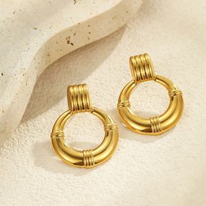 Boucles d'oreilles créoles géométriques tendance de style européen et américain, plaquées or 18 carats, en acier titane haut de gamme, avec blocs de couleur, pour femmes - Product Image 3