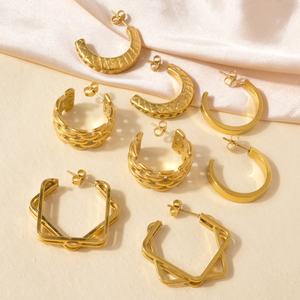 Joyería de Lujo de Moda, Accesorios Chapados en Oro de 18K, Aretes Gruesos de Acero Inoxidable con Forma de Corazón CC para Mujer - Product Image 2