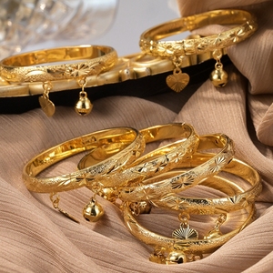 Braccialetto Trendy per Bambini in Rame Placcato Oro, Ipoallergenico, <span class=keywords><strong>con</strong></span> Stella Intagliata e Campanellini a Cuore - Product Image 1