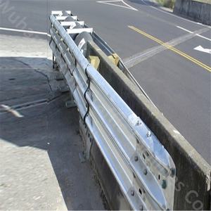 Barrera de barandilla de tres haces de Seguridad de Tráfico corrugado galvanizado de gran oferta para áreas de estacionamiento - Product Image 3