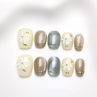 Ongles Press-on Faits Main Blanc Crème Fleur 3D Gris Argenté Effet Œil de Chat Courts Ovales Frais