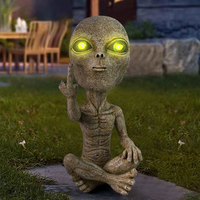 Sculpture en résine extraterrestre avec geste amusant, extraterrestre aux yeux verts assis en position croisée, décoration de jardin fantaisiste artisanale