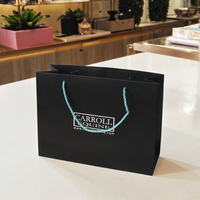 Sac shopping en papier de luxe personnalisé avec gaufrage/estampage à chaud, logo personnalisé, poignée en ruban pour l'emballage de chaussures et de vêtements, utilisation promotionnelle