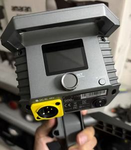 Luz LED de video COB bicolor AMARANNN 200D 300W usada, 2700K-6500K para estudio, transmisión en vivo y fotografía, sin soporte ni puertas de reflejo. - Product Image 3
