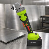 Meuleuse d'angle sur un banc en acier inoxydable brossé à côté d'une feuille d'acier coupée et de copeaux d'acier fins