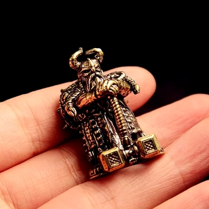 Ornement moderne en laiton représentant un dieu marteau, figurine plaquée pour cadeau d'affaires ou article promotionnel - Product Image 1