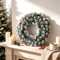 Corona Navideña de Pino con Nieve Artificial UMIND, Decorada con Bayas Rojas y Piñas, Adorno Navideño para Interiores y Exteriores, Puerta Principal del Hogar