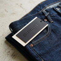 Étiquettes volantes gaufrées de luxe en papier mat pour vêtements, étiquettes personnalisées pour vêtements, jeans