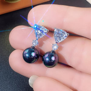 Pendientes de moda con colgante de bola de circonita de cristal para mujer, joyería de fiesta, corte trillón, engaste de garra, perla de imitación - Product Image 4