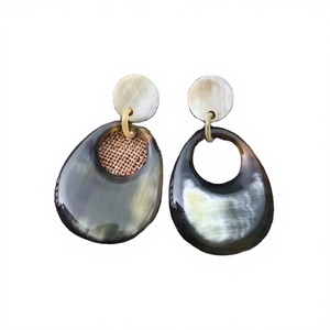 Boucles d'oreilles pendantes en corne de buffle faites à la main de luxe - Couleurs et formes personnalisables de haute qualité - Product Image 1