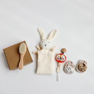 Kaiyue Ins Offre Spéciale 4 pièces/ensemble nouveau bébé cadeau ensemble mousseline coton bébé couverture de sécurité + bavoirs + attache-sucette bébé douche cadeau ensemble - Product Image 6