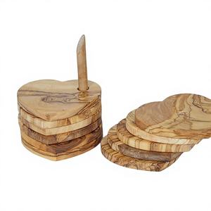 Ensemble de sous-verres en bois d'olivier gravé en forme de cœur, écologique et durable, 9 cm, 8 mm d'épaisseur, style méditerranéen, marque INTERCRAFT, vente en gros - Product Image 1