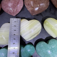 Cœur en cristal de quartz fraise poli et gravé, prix de gros, par Kindfull Crystal