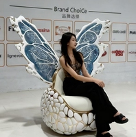 Fauteuil de salon de luxe individuel moderne et contemporain en acier inoxydable et cuir, avec dossier ailé et accoudoirs papillon, fait main