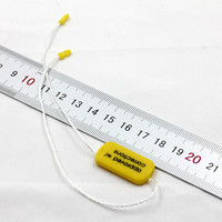 Étiquettes suspendues personnalisées en plastique écologique avec logo en relief, cordon en nylon, couleur et forme sur mesure pour sacs et vêtements