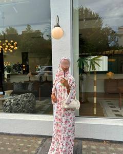 ชุดเดรสยาวลายดอกกุหลาบสีชมพู Hafizah สำหรับผู้หญิง ชุดมุสลิมสุภาพเรียบร้อย ชุดฮิญาบสวยหรู Hafizah - Product Image 5