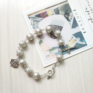 Gelang Rosario Salib dan Mutiara Akrilik Imitasi Putih Elegan dengan Hiasan Tengah Mawar untuk Wanita - Product Image 2
