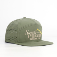 Casquette personnalisée à 7 panneaux en nylon imperméable et respirant avec trous découpés au laser et logo brodé plat