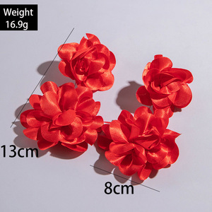Boucles d'Oreilles Pendante Fleur Oversize Tendance Rouges, Noires et Blanches pour Femme et Fille, Bijoux Élégants à Puces Idéaux comme Cadeaux de Fête - Product Image 3
