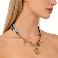 Collier à breloques style bohème en acier inoxydable plaqué or PVD 18 carats, anti-ternissement, avec foulard en soie, perles vertes soleil, lune et étoile