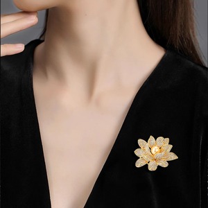 Broche de Flores de Aleación de Alta Calidad para Mujer, Estilo Coreano de Lujo, Joyería para Cuello, Broches Chapados, Regalo de Boda o Compromiso - Product Image 3