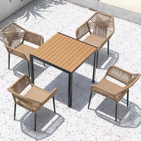 Ensemble de salle à manger moderne empilable en corde PE résistant aux intempéries, table de patio en aluminium 4/6 places et chaises empilables résistantes aux UV pour usage extérieur