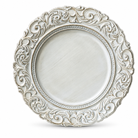 Assiettes de présentation vintage blanches sculptées de 13 pouces en plastique PP à bord festonné pour la location en gros d'événements de mariage de luxe
