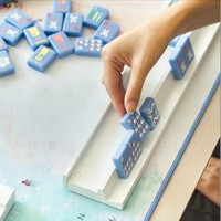 Tuiles de Mahjong de style américain, thème vacances, motifs planches de surf et flamants roses, en acrylique, fond violet, boîte en carton