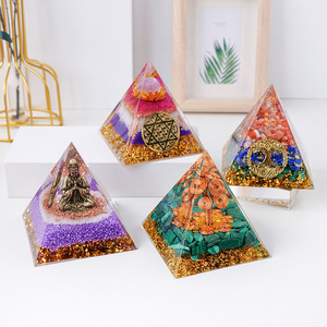 Pyramide d'Orgone en Résine avec Cristaux Chakra en Gros, Pierre Brute, pour Décoration Intérieure - Product Image 5