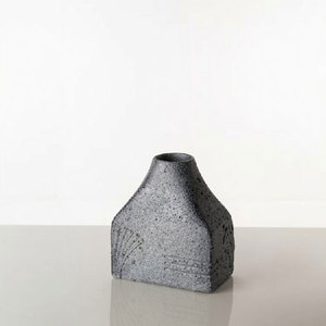 Vase en grès fait main, forme irrégulière, couleur graphite, pièce décorative - Product Image 2
