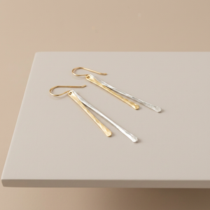 Boucles d'oreilles pendantes en fil de laiton martelé, design minimaliste, abstrait et long, unisexe, modernes, faites à la main, design classique, pour soirée, cadeau - Product Image 1