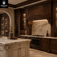 Meubles de cuisine classiques italiens de luxe avec portes à panneaux surélevés, poignées dorées et îlot en pierre pour projets résidentiels de villas de luxe