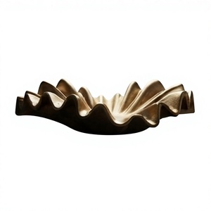 Plateau doré contemporain minimaliste, texture sculpturale, objet d'art pour la cuisine et la salle à manger - Product Image 1