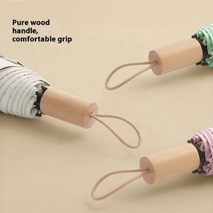 Paraguas Plegable Manual Moderno de 8 Varillas con Mango de Madera Sólida, Resistente al Viento, con Protección Solar, para Hombres y Mujeres, Uso Diario - Product Image 4