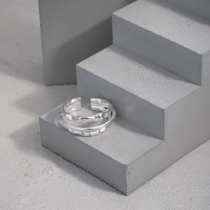 Bague de fiançailles Dylam style métallique ODM OEM de luxe en or 18 carats avec halo, bague ajustable en argent pur 925 - Product Image 2