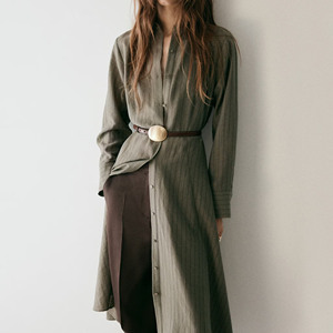 Robe midi élégante en coton vert olive avec ceinture à la taille, manches longues, col boutonné, pour l'automne - Product Image 2