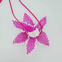 Nouveau collier pendentif en forme de fleur de lys tridimensionnelle tissée à la main, rose dopamine, élégant et délicat, pour un look tendance
