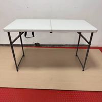 Table pliante rectangulaire blanche moderne pour l'extérieur, idéale pour les banquets, les conférences, la restauration et les pique-niques