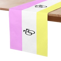 Chemin de table personnalisé arc-en-ciel gay avec motif scintillant, idéal pour la mise en scène de la table de cuisine et la décoration de fêtes à thème maison