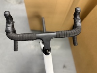 Vélo de route en carbone 700C, cadre en fibre de carbone, vélo de course avec freins à disque hydrauliques 16 vitesses, fourche et jantes en aluminium ultra-légères